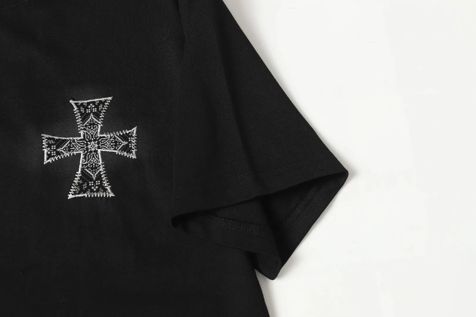 P180 Chrome Hearts] Fabric: 100% cotton Chrome Hearts* Chrome Hearts uses 300g double yarn fabric, 1*1 Solona rib, imported digital white ink front and rear direct injection superimposed printing patch embroidery process, more advanced, loose version, same style for men and women Color: Black White Size: XS S M L